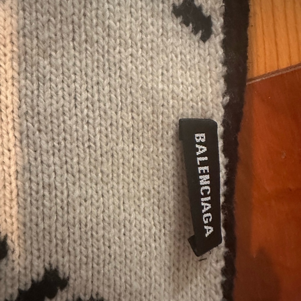 Balenciaga reversible Black and White Wool scarf - Picture 4 of 7